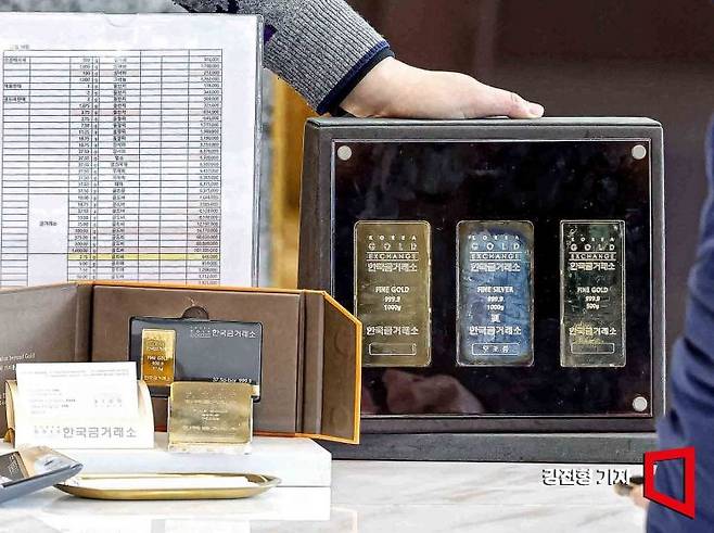 금값이 고공행진하며 골드바 품귀현상이 벌어지고 있는 18일 서울 종로구 한국금거래소 종로본점을 찾은 고객에게 직원이 골드바 견본품을 보여주고 있다.  2025.2.18. 강진형 기자