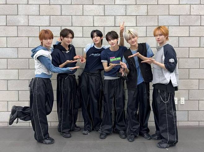 투어스. 플레디스엔터테인먼트 제공