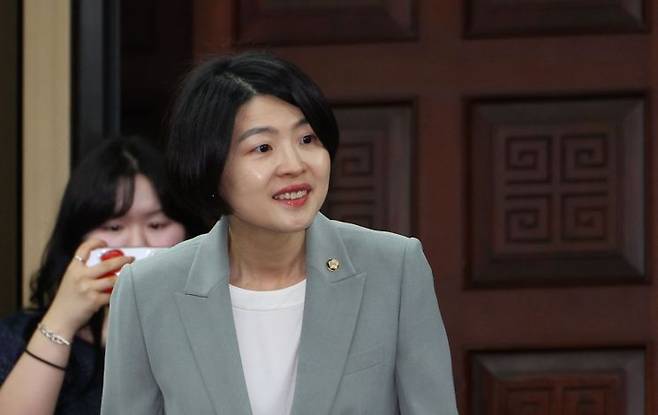 한지아 국민의힘 의원이 지난해 8월 5일 오후 국회에서 열린 의원총회에 참석하고 있다. 연합뉴스