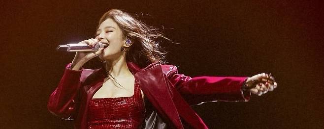 4월 21일(현지 시각), 그룹 블랙핑크 멤버 제니가 미국 캘리포니아에서 열린 ‘코첼라 밸리 뮤직 앤드 아츠 페스티벌’에서 무대를 펼치고 있다. 그는 무대를 마치며 어머니를 향해 한국어로 ‘엄마 사랑해!’를 외치며 전 세계인들에게 깊은 인상을 남겼다./연합뉴스