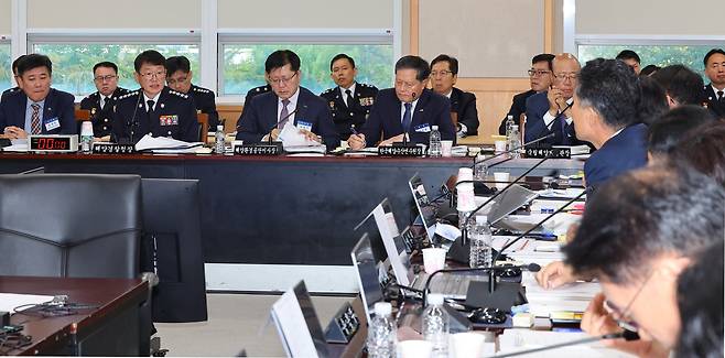 김용진 해양경찰청장이 22일 인천 연수구 해양경찰청에서 열린 국회 농림축산식품해양수산위원회의 해양경찰청 등에 대한 국정감사에서 위원 질의에 답변하고 있다. /연합뉴스