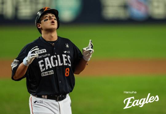 21일 대구삼성라이온즈파크에서 열린 2025 신한은행 SOL뱅크 KBO리그 플레이오프(PO) 3차전에서 한화 이글스 노시환이 홈런을 쏘아 올리고 세레모니 하고 있다. 한화이글스 제공