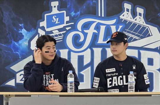 21일 대구 삼성라이온즈파크에서 열린 2025 신한은행 SOL뱅크 KBO리그 플레이오프(PO) 3차전에서 한화가 5대 4로 승리한 뒤, '포텐터짐 상'을 수상한 한화 이글스 노시환이 취재진과 인터뷰하고 있다.