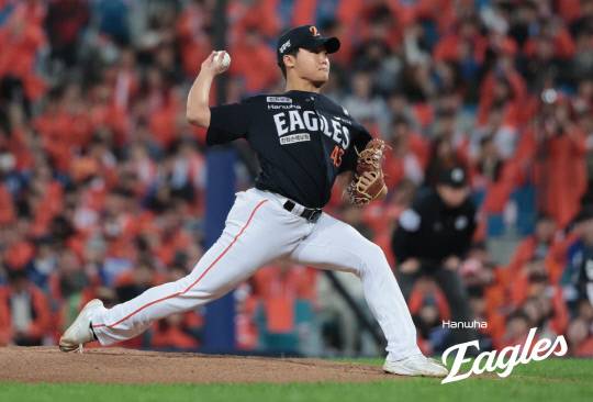 22일 대구삼성라이온즈파크에서 열린 2025 신한 SOL뱅크 KBO리그 플레이오프(PO·5전 3승제) 4차전에서 정우주가 역투하고 있다. 한화이글스 제공