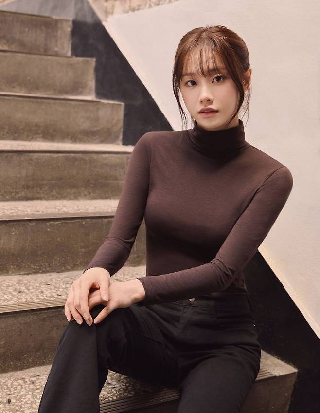 BYC 모델 츄가 '보디히트 터틀넥 긴팔티'를 착용하고 포즈를 취하고 있다.ⓒBYC