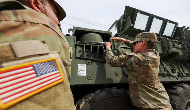 6월 13일 경기도 동두천시 캠프케이시에서 주한미군 장병들이 장갑차를 점검하고 있다. ⓒ뉴시스