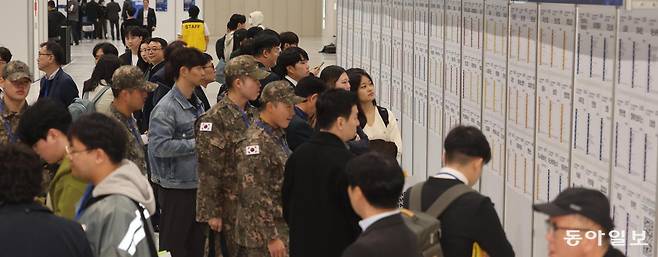 21일 서울 강서구 코엑스마곡에서 열린 ‘2025 상생협력 채용박람회’에서 참석자들이 기업별로 붙은 채용 공고를 보고 있다. 이번 채용박람회에서는 1500여 명을 신규 채용할 예정이다. 장승윤 기자 tomato99@donga.com