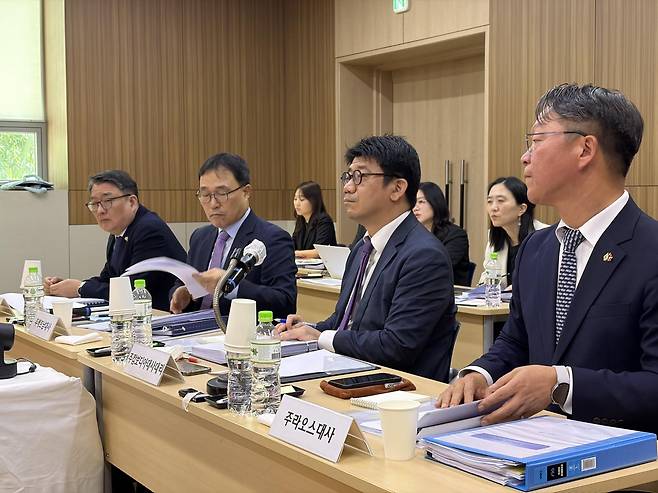 2일 캄보디아 프놈펜 소재 주캄보디아대사관에서 열린 국회 외교통일위원회 국정감사에 출석한 김현수(오른쪽에서 두 번째) 주캄보디아 대사대리. 2025.10.22. 김종훈 기자 / 뉴스1 ⓒ News1