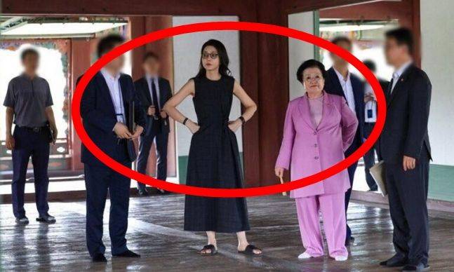 주진우 '시사IN' 편집위원이 진행하는 '주기자 라이브'가 지난 20일 공개한 김건희 여사 경복궁 경회루 이용 사진. /사진='주기자 라이브' 주진우 제공