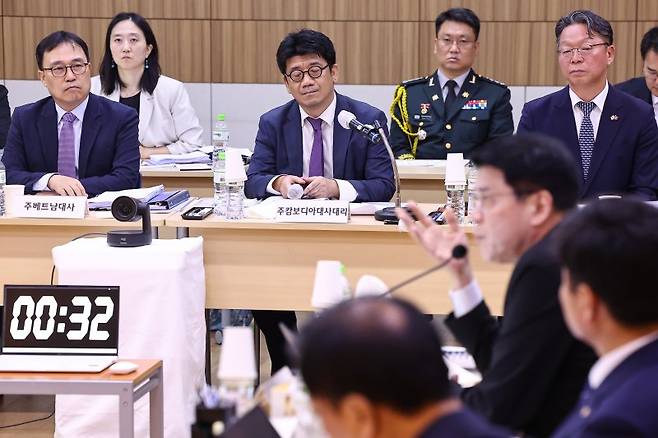 김현수 주캄보디아 대사대리가 22일(현지시간) 캄보디아 프놈펜 주캄보디아 한국 대사관에서 열린 외교통일위원회 주캄보디아대사관·주베트남대사관·주태국대사관·주라오스대사관에 대한 국정감사에 출석해 의원 질의를 듣고 있다. 뉴스1