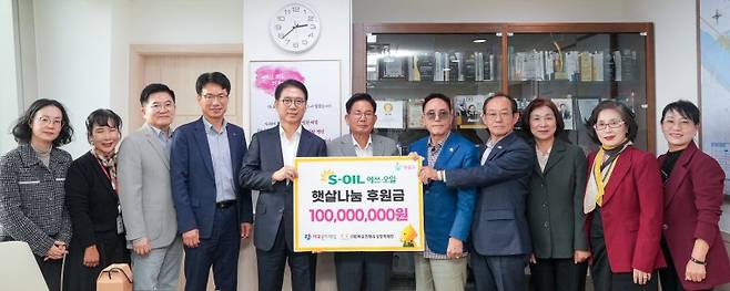 류열 에쓰오일 사장(왼쪽)이 22일 서울 마포구청에서 마포복지재단에 1억원의 후원금을 전달하고 박강수 마포구청장(가운데) 등 관계자들과 기념촬영을 하고 있다. 에쓰오일 제공