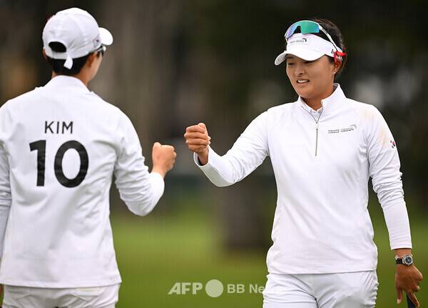 '팀 코리아' 김효주, 유해란, 고진영, 최혜진 프로가 출전하는 2025년 미국여자프로골프(LPGA) 투어 '국가 대항전' 매치플레이 이벤트인 '2025 한화 라이프플러스 인터내셔널 크라운'. 사진의 김효주와 고진영 프로가 2023년 대회에 참가했을 때 모습이다. 사진제공=ⓒAFPBBNews = News1