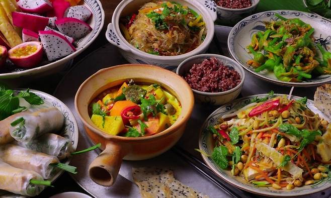 베트남 전통식을 기반으로 구성한 지구건강식단의 예. EAT 제공