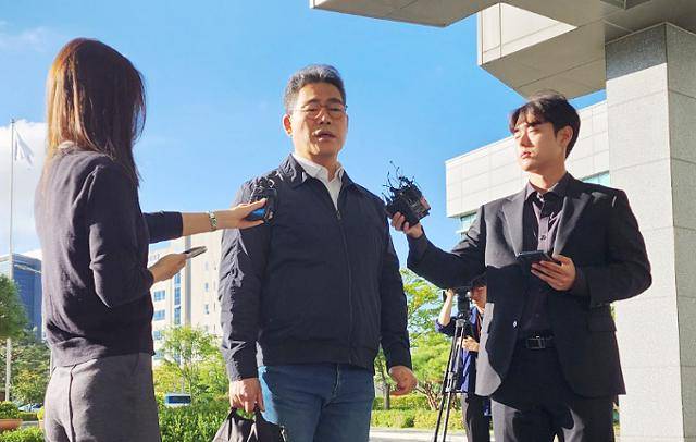 동부지검 마약 외압 수사 합수팀에 파견 지시를 받고 첫 출근한 백해룡 경정이 16일 서울 동부지검에서 취재진 질문에 답하고 있다. 뉴스1