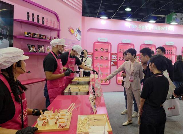 김정수 삼양식품 부회장이 10월 4일 독일 쾰른에서 열린 세계 최대 식품 박람회 '아누가(ANUGA) 2025'에서 삼양식품 부스를 점검하고 있다. 삼양식품 제공