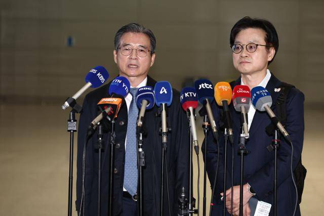 김용범(왼쪽) 대통령실 정책실장과 김정관 산업통상자원부 장관이 22일 인천공항 2터미널에서 한미 관세협상 후속 협의를 위해 미국으로 출국하기 전 취재진 질의에 답변하고 있다. 뉴스1