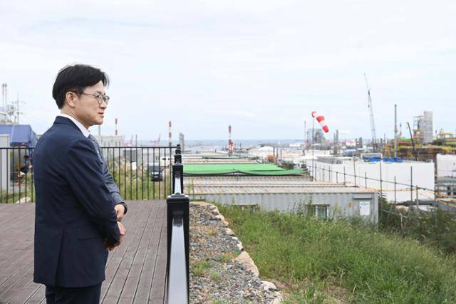 김정관 산업통상부 장관이 9월 19일 울산 남구 석유화학산업단지 내 에쓰오일 샤힌 프로젝트 건설현장을 방문해 생산 및 안전관리 현황 등을 점검하고 있다. 산업통상부 제공