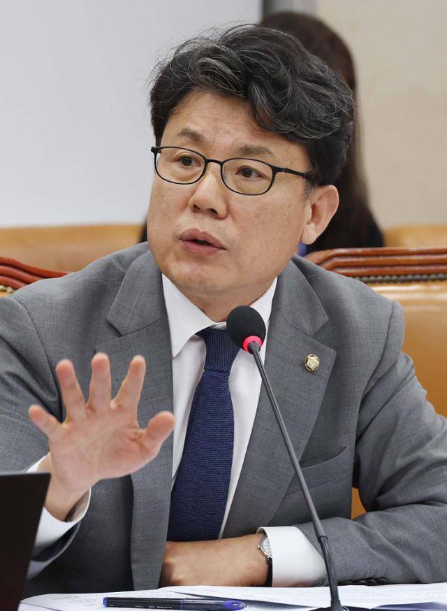 진성준 더불어민주당 의원이 13일 오후 서울 여의도 국회 기획재정위원회에서 열린 기재부에 대한 국정감사에서 질의를 하고 있다. 뉴시스