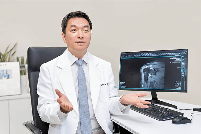 연세천용민정형외과의원 천용민 대표원장은 "어깨가 심하게 아픈데도 불구하고 '참으면 낫는다'는 식으로 일관하는 환자들이 많다"며 "회전근개 파열 포함 대부분의 어깨질환은 시간이 지날수록 상태가 더 나빠지므로 가능한 빨리 치료해야 한다"고 말했다. /김지아 헬스조선 객원기자