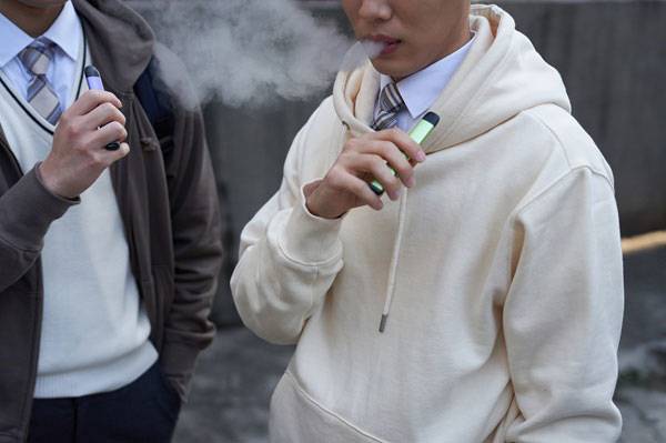 무인 전자담배 매장이 확산하면서 청소년의 접근을 차단하기 어렵다는 지적이 제기됐다./사진=게티이미지뱅크