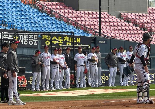 LG 선수들이 21일 서울 잠실구장에서 한국시리즈를 대비한 훈련을 하고 있다. 잠실=이형석 기자