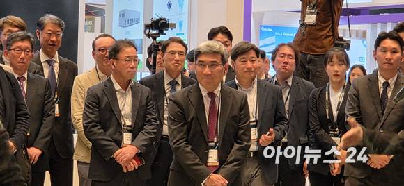 22일 서울 강남구 코엑스에서 개막한 반도체대전 VIP 투어에 나선 송재혁 삼성전자 최고기술책임자(CTO.가운데). [사진=박지은 기자]