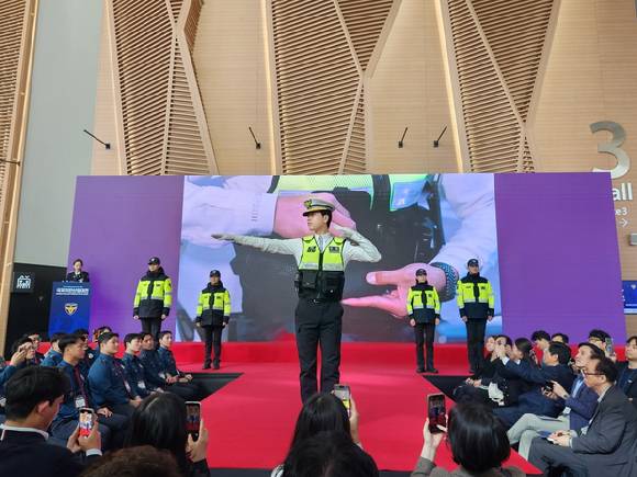 새롭게 바뀌는 교통경찰 근무복 [사진=경찰청]