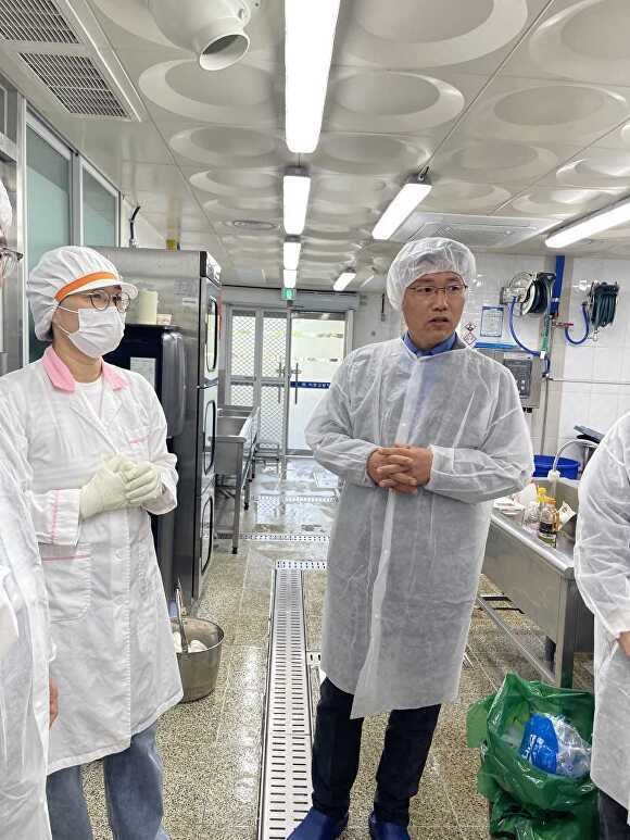 오늘 김윤기 교육장이 조리급식실을 점검하고 있다. [사진=평택교육지원청]