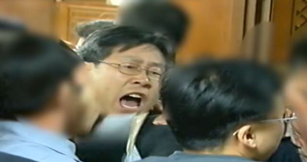 이기인 개혁신당 사무총장이 공개한 2004년 성남시의회 난동 사건 당시 현장 영상 (사진, 이기인 사무총장 SNS 갈무리)