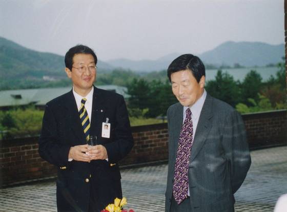LG에 막 합류한 지난 1995년 인화원에서 구본무 회장과 함께 했다. [사진 이병남]