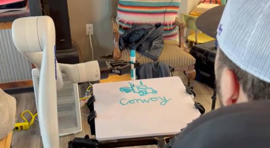 뉴럴링크의 칩을 이식한 알렉스가 로봇의 집게 팔로 그림을 그리는 모습. [사진 유튜브 캡처]