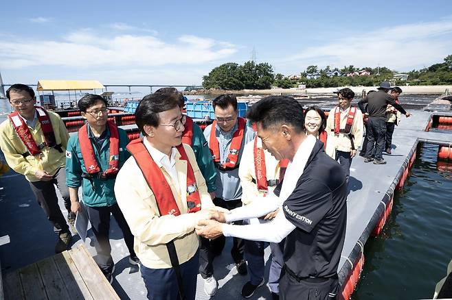 전재수 장관이 지난 9월 3일 충남 보령의 가두리 양식장을 찾아 고수온 및 안전 관리 실태를 점검하고 있다. [사진 해양수산부]