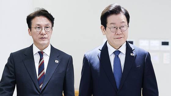 이재명 대통령이 21일 서울 용산 대통령실 청사 국무회의실에서 열린 제46회 국무회의에 참석하고 있다. 왼쪽은 김민석 국무총리. 대통령실사진기자단