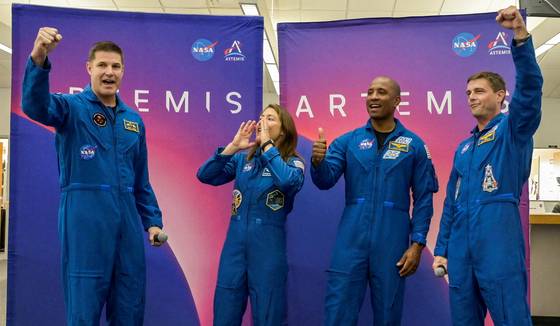 아르테미스 2호 승무원들이 지난 7월 30일(현지시간) 미국 플로리다주 케이프커내버럴에 있는 케네디 우주 센터 언론실에서 열린 기자 회견에서 NASA Crew-11 승무원과 국제 우주 정거장으로의 다가올 임무에 대해 환호를 보내고 있다. 로이터=연합뉴스