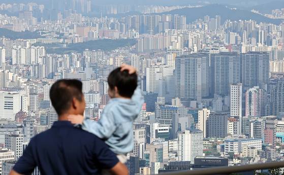 서울 중구 남산에서 바라본 아파트 단지. 뉴스1
