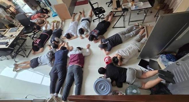 지난 6월 21일 태국 파타야의 한 풀빌라에서 한국인 피싱 조직원들이 검거된 모습. 서울경찰청 제공