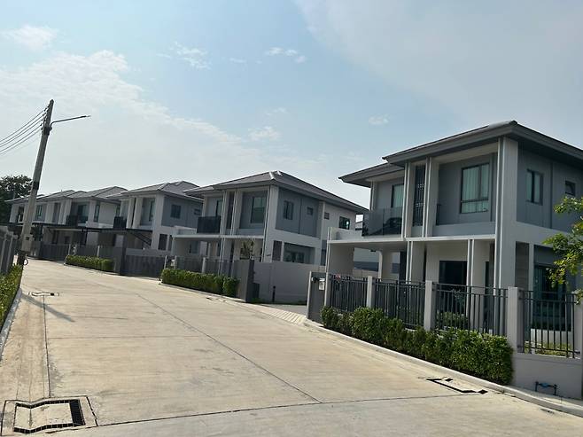 체포된 조직원들이 콜센터로 사용한 파타야 풀빌라 외부 전경. 조직은 이곳에 청년들을 감금하고 피싱 범행에 가담시켰다./서울경찰청 제공