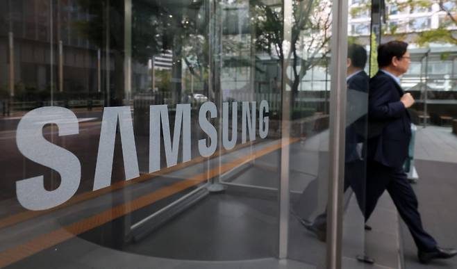 서울 삼성전자 서초사옥에서 직원들이 오가고 있다. 2025.10.14.사진=한경 최혁 기자