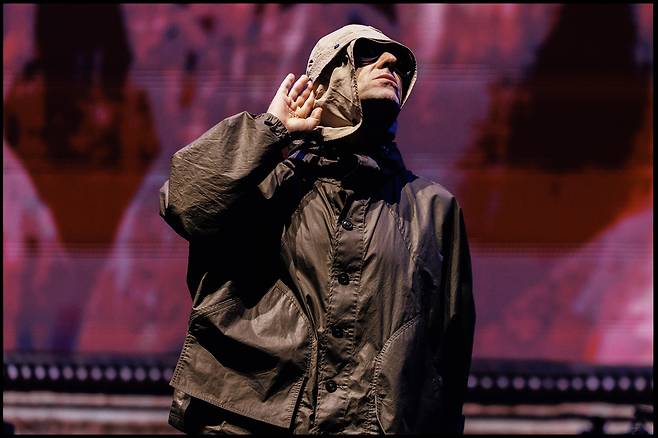 21일 경기도 고양시 일산서구 고양종합운동장에서 열린 <Oasis Live ‘25 SOUTH KOREA>(오아시스 라이브 ’25 사우스 코리아) 콘서트에서 리암 갤러거가 호응을 이끌고 있다. 두나이스 제공 ⓒJoshua Halling