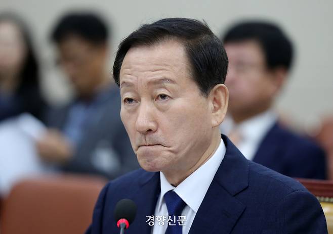 류희림 방송통신심의위원장이 지난해 10월 21일 국회에서 열린 국정감사에서 굳은 표정으로 질의를 듣고 있다. 박민규 선임기자