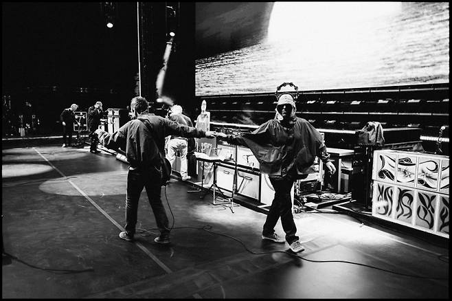 오아시스 노엘 갤러거(왼쪽)와 리암 갤러거가 21일 경기 고양시 대화동 고양종합운동장에서 ‘오아시스 라이브 25 사우스 코리아’(OASIS Live 25 South Korea) 공연을 진행하고 있다. 라이브네이션 코리아 제공