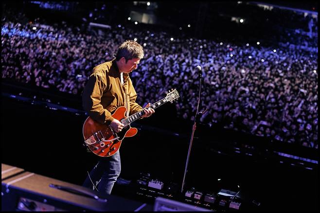 노엘 갤러거가 21일 경기 고양시 대화동 고양종합운동장에서 개최된 ‘오아시스 라이브 25 사우스 코리아’(OASIS Live 25 South Korea)에서 기타를 연주하고 있다. 라이브네이션 코리아 제공