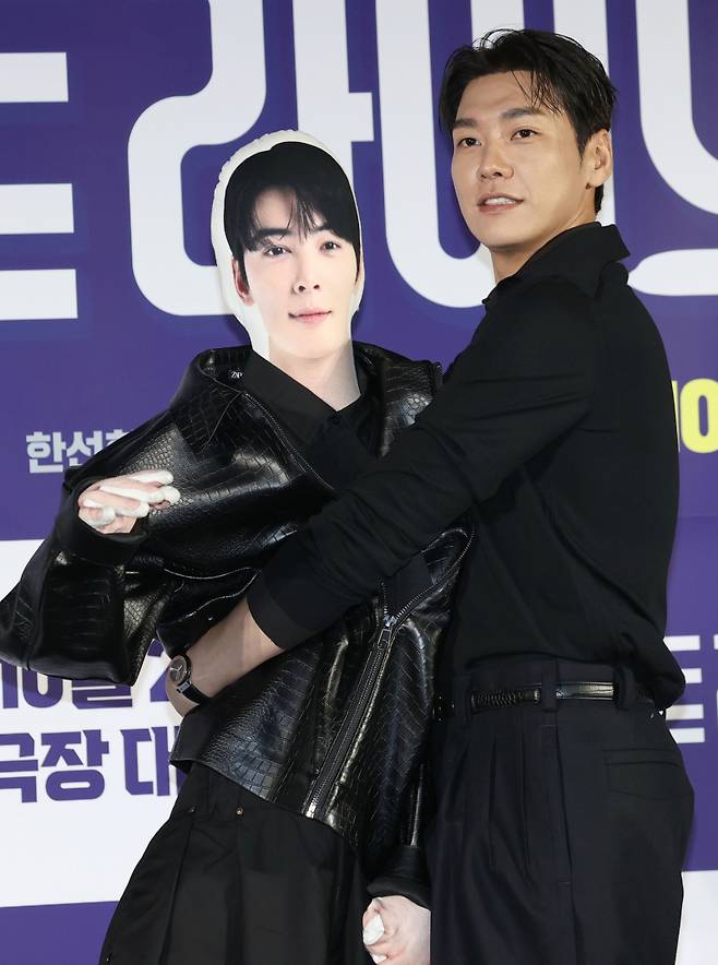 배우 김영광이 25일 서울 CGV 용산아이파크몰점에서 열린 영화 '퍼스트라이드' 제작보고회에서 군 복무로 불참한 차은우의 얼굴이 인쇄된 인형을 안고 포즈를 취하고 있다. 연합뉴스