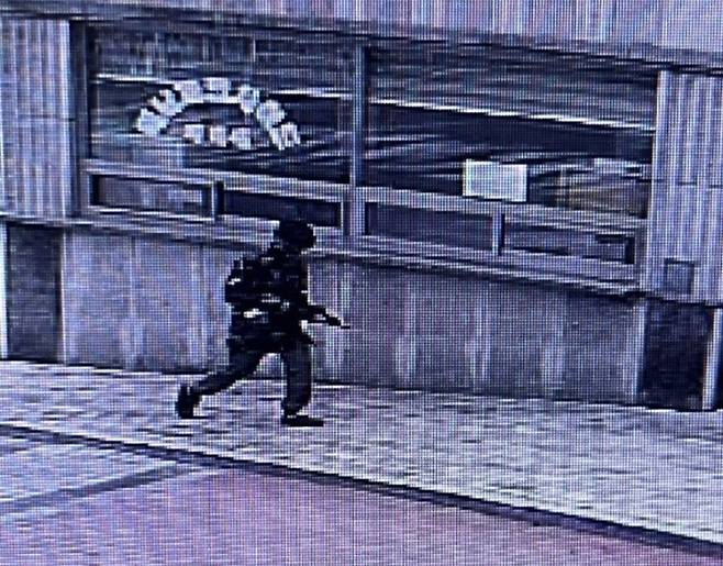 ‘제80주년 경찰의 날’인 지난 21일 오후 4시 47분, 112에 ‘총기 소지 탈영 군인’ 의심 신고가 접수되면서 해남읍 구교리의 한 아파트 인근에는 긴장감이 맴돌았다. 아파트 폐쇄회로 TV 영상.