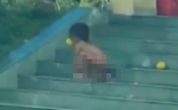 한 중국 소년이 네 발로 기어다니는 등 마치 개처럼 행동하는 모습이 포착돼 충격을 주고 있다. [사진출처 = SCMP]