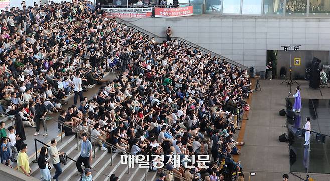 추석 연휴 엿새째인 지난 8일 서울 용산 국립중앙박물관을 찾은 관람객들이 줄을 서서 입장하고 있다. 2025.10.8[이승환기자]