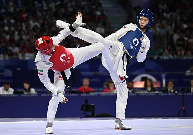 지난해 8월 파리올림픽 태권도 여자 57kg급 경기에서 상대 선수에 안면을 향한 발차기 공격을 시도하는 국가대표 김유진. 매경DB