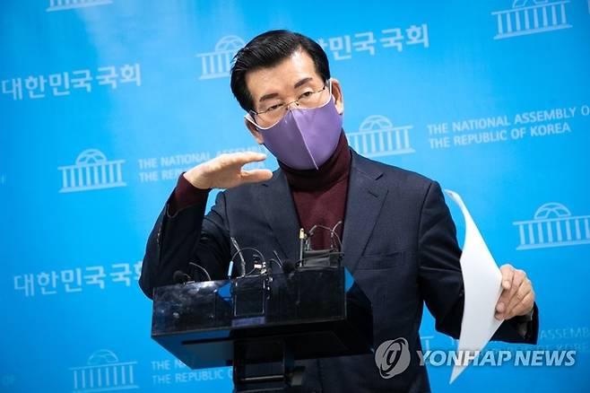 이재명 후보 욕설 파일 관련 추가 기자회견하는 장영하 변호사. [사진출처 = 연합뉴스]