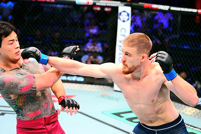 리얼리티프로그램 The Ultimate Fighter 시즌32 준결승 패디 매코리가 2025년 9월 데이나 화이트 UFC 회장 겸 CEO가 직접 주최하는 오디션 Contender Series 시즌9 6주차 미들급 경기에서 로드FC 챔피언 황인수를 공격하고 있다. 사진=TKO