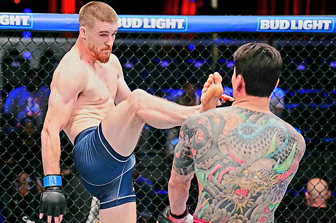 리얼리티프로그램 The Ultimate Fighter 시즌32 준결승 패디 매코리가 2025년 9월 데이나 화이트 UFC 회장 겸 CEO가 직접 주최하는 오디션 Contender Series 시즌9 6주차 미들급 경기에서 로드FC 챔피언 황인수를 발로 차고 있다. 사진=TKO